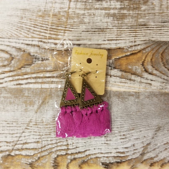 Beautiful fushia Bohemian tassle earrings - Picture 5 of 6